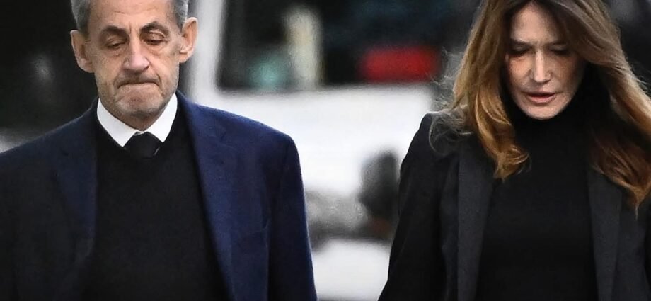 France’s ex-President Left Home for Prison