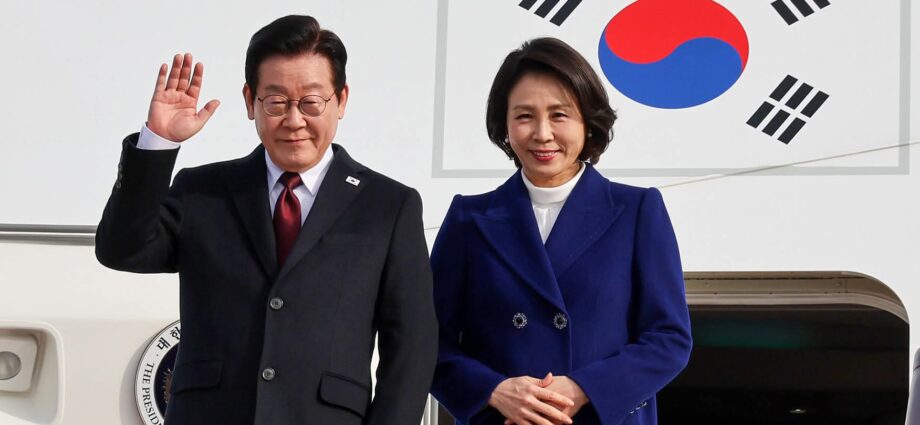 South Korean President Arrived Beijing for Talks with President Xi