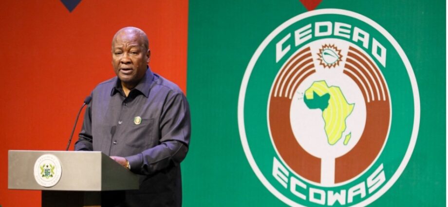 Ghanaian President Calls for United Front Between ECOWAS and Sahel States to Fight Terror