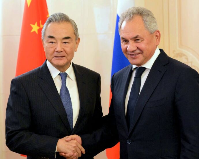 Global Governance: Yi Met with Shoigu in Beijing