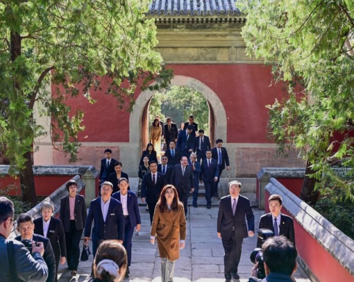 KMT Leader Cheng Li-wun Pays Tribute to Sun Yat-sen at Cenotaph in Beijing KMT Leader Cheng Li-wun Pays Tribute to Sun Yat-sen at Cenotaph in Beijing