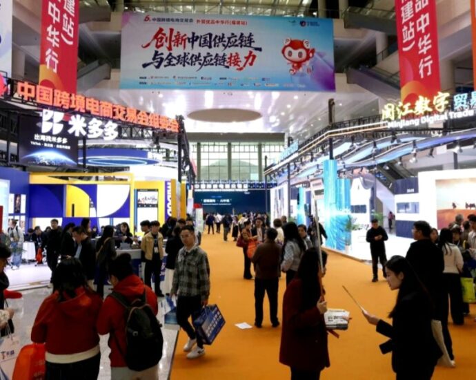 China Expands, Upgrades Service Sector to Share Opportunities with World